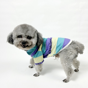 犬と猫のための高品質の春と秋の服、夏のペットのためのファッショナブルなストライプのプードルの服装、犬のポロシャツ。