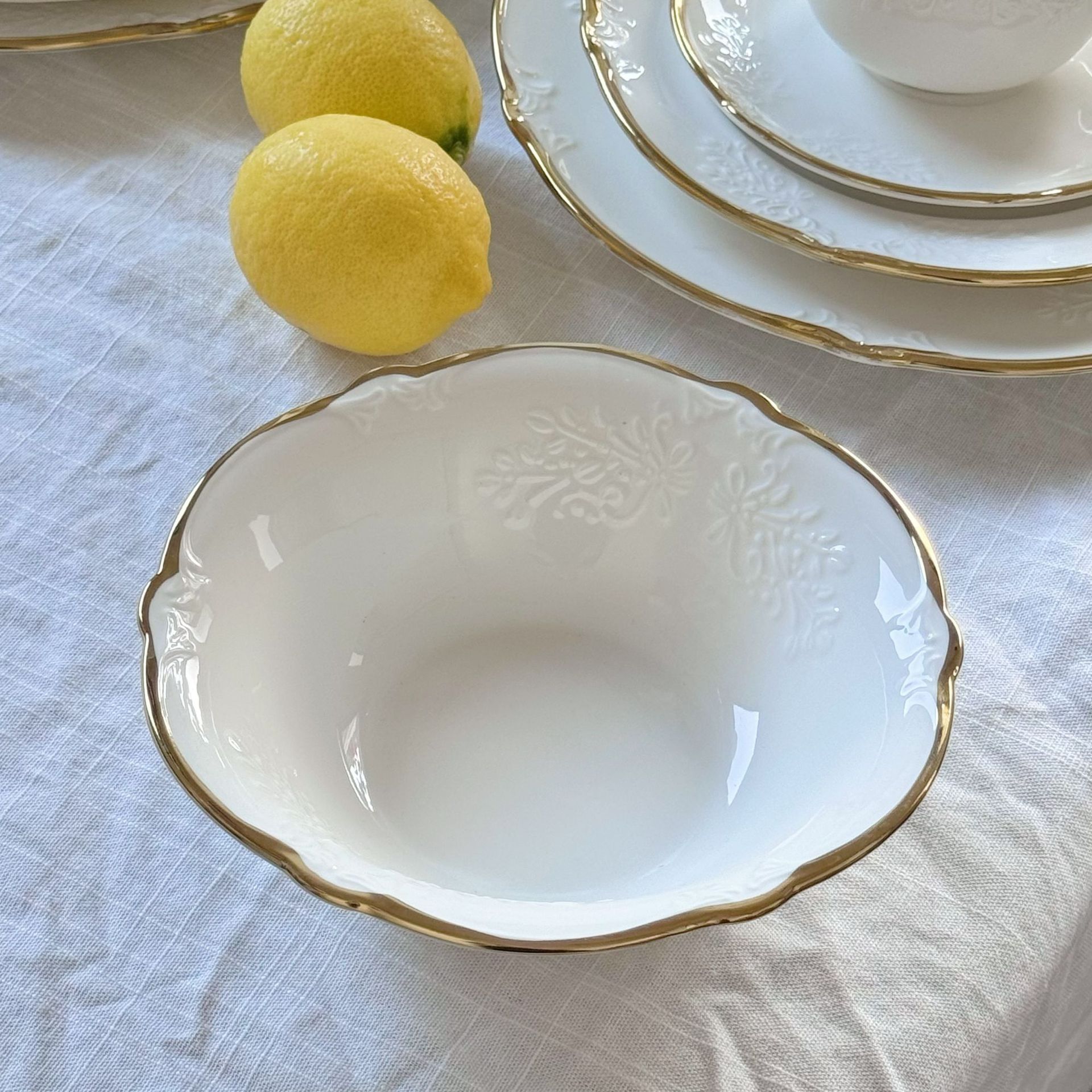 Gold-rimmed floral bowl 16*4.5