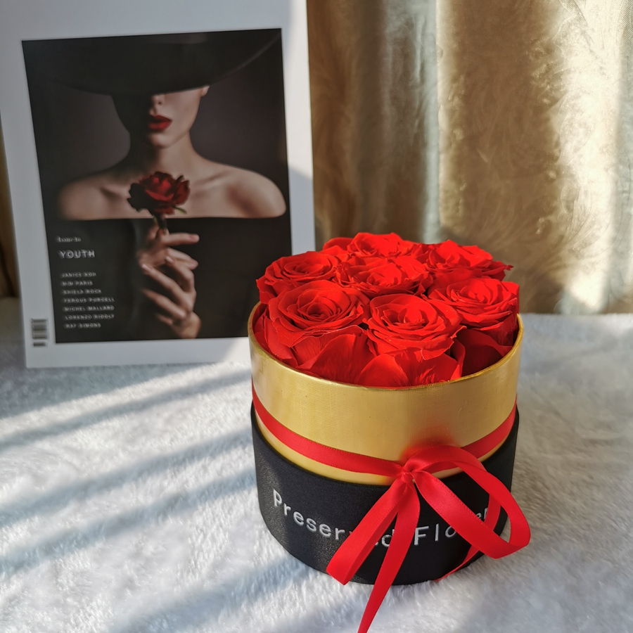 Boîte en satin noir bord doré 7 roses