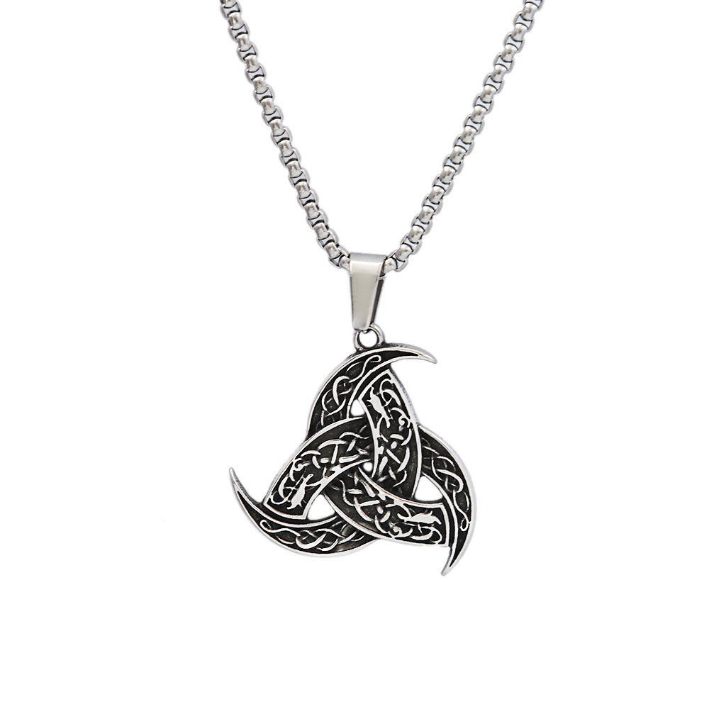 Pendentif doré avec collier de perles carrées couleur acier
