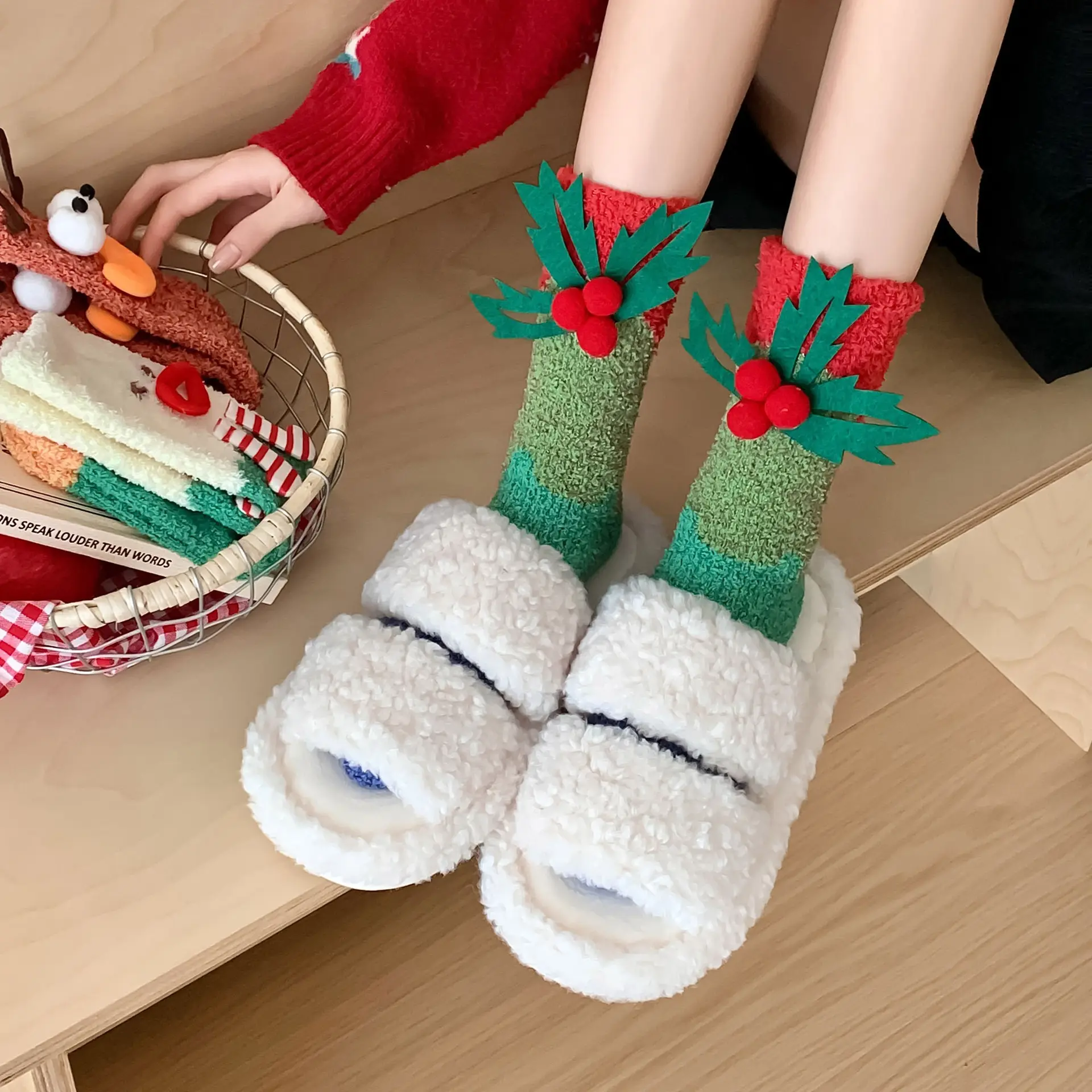 Calcetines extravagantes de terciopelo Coral para mujeres y niñas, calcetines cálidos y esponjosos para muñecas de dibujos animados de Navidad