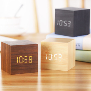 Orologio da scrivania multifunzione in legno a LED digitale orologio da scrivania con alimentazione USB con funzione di calendario con Timer di controllo vocale - Product Image 2