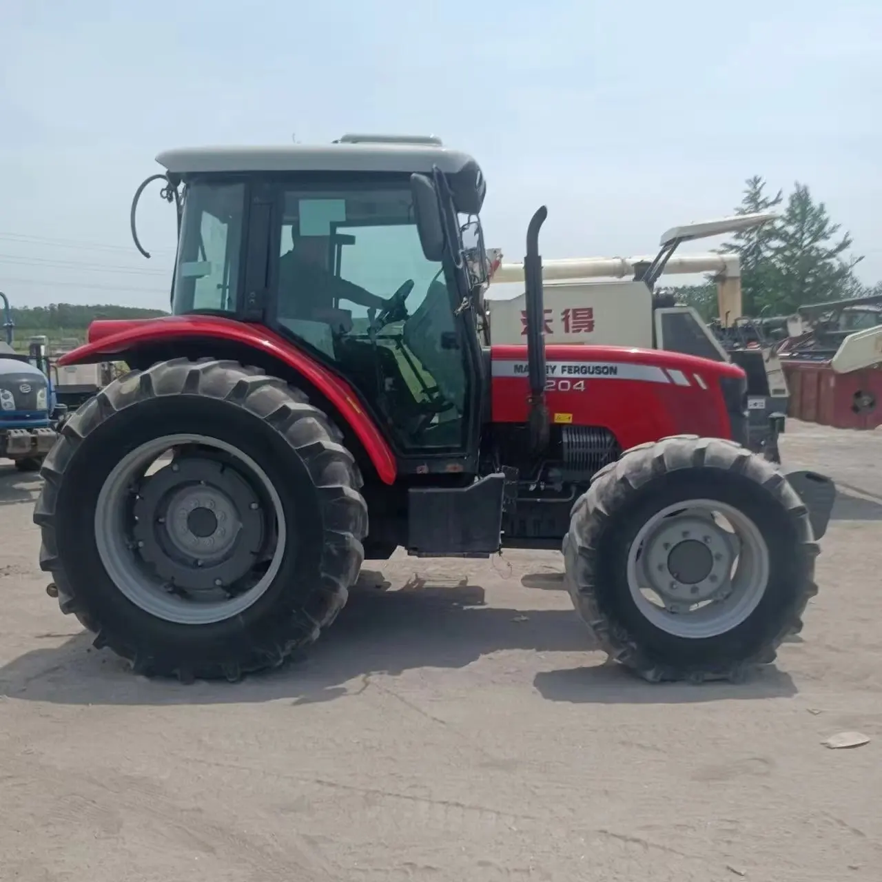 Se MASSEY FERGUSON 1204 tractor