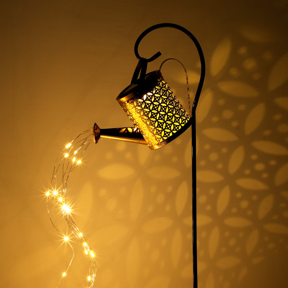 Vieux cuivre pièce bouilloire lumière chaude