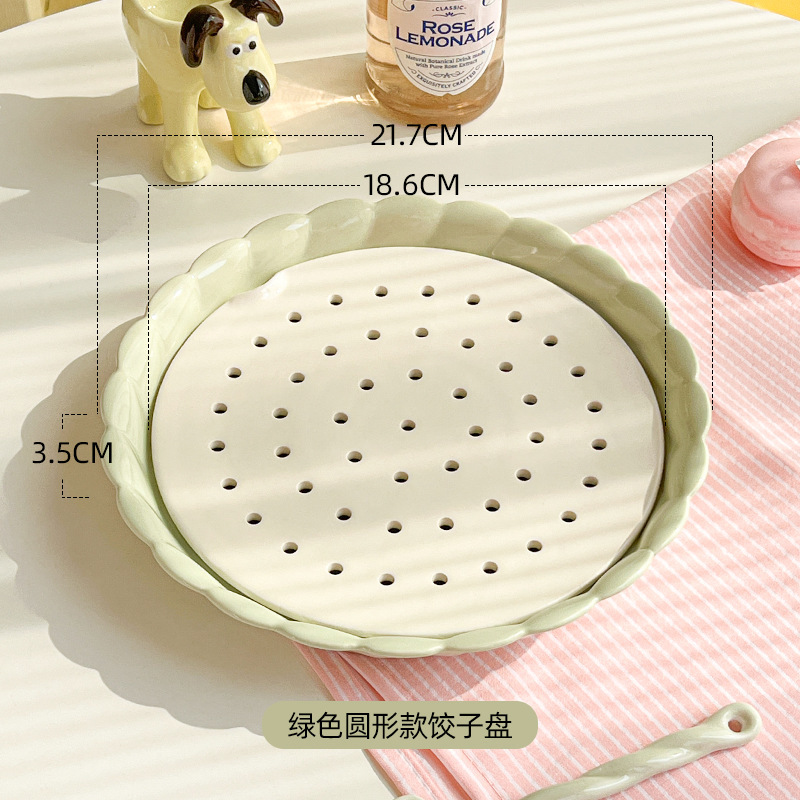 Round double-layered plate with lace trim - spring bud green