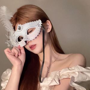 性感半妆女半脸趣味蕾丝面具化妆舞会舞者将在万圣节送优雅羽毛派对面具