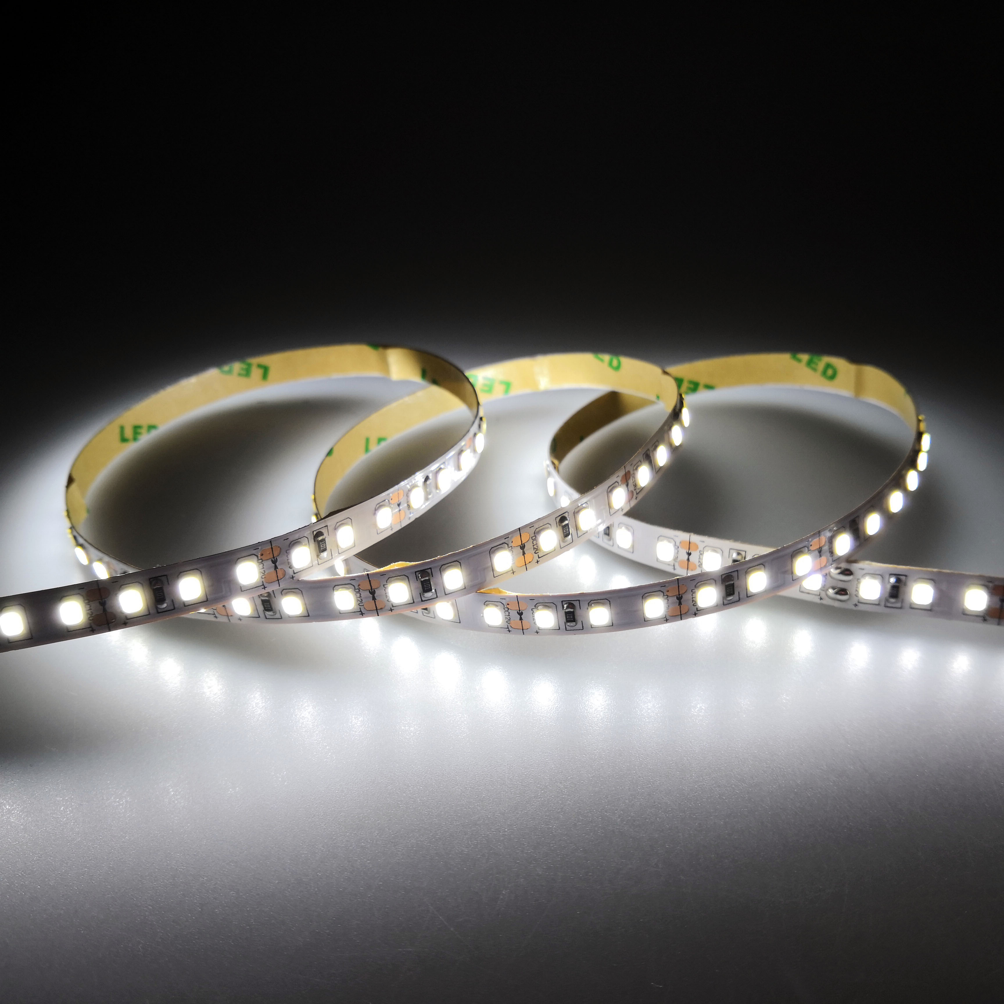 สีขาวนวล