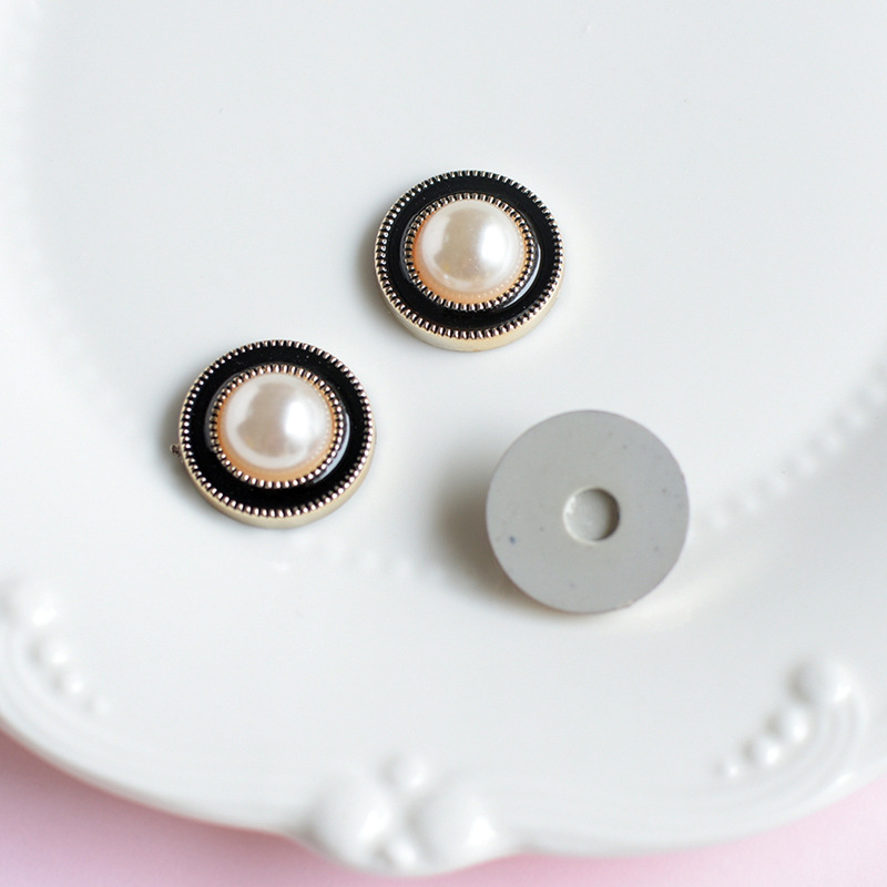 Medium Pearl 1.8 with black border