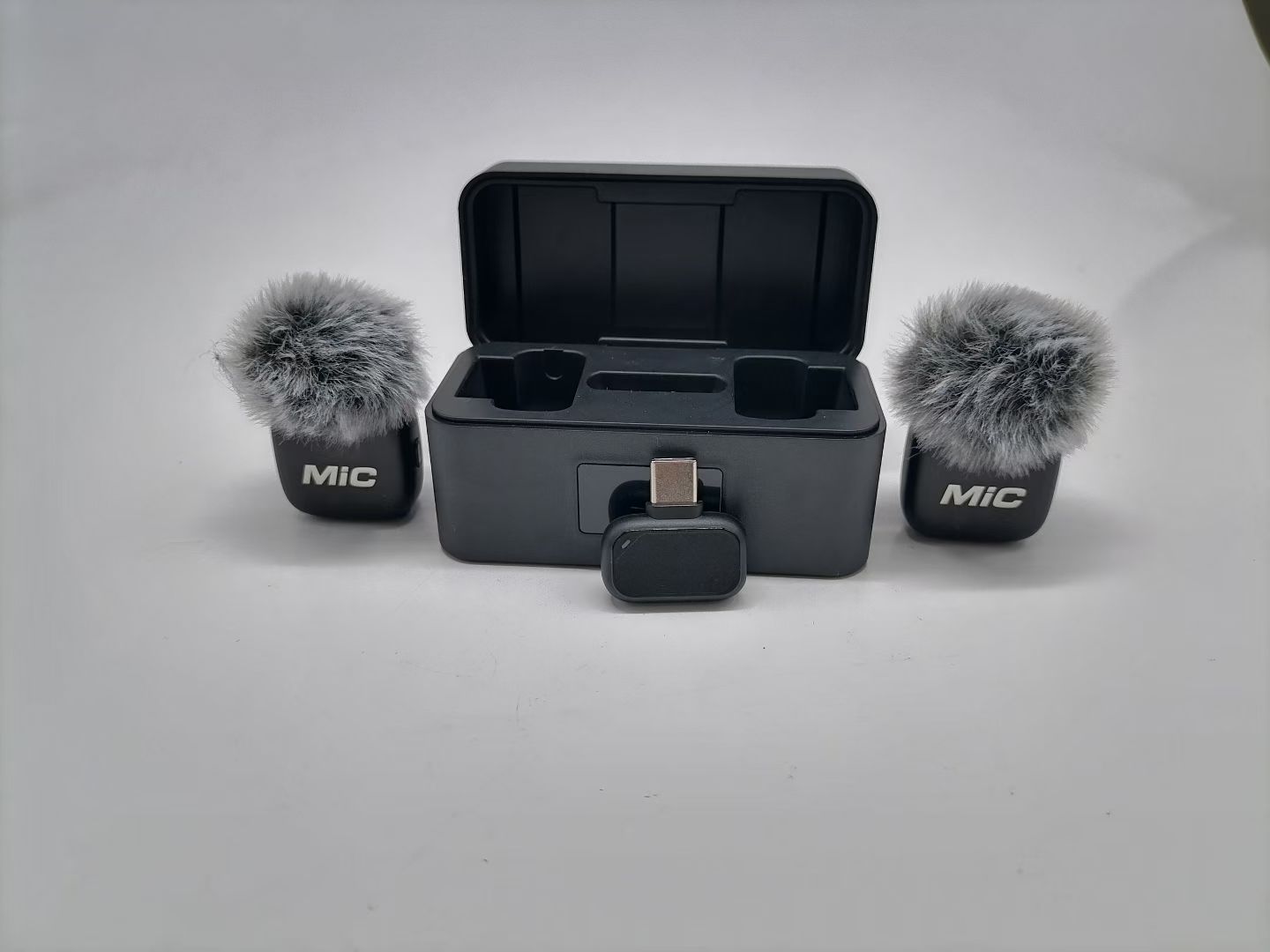 1 transmitter + 2 receivers mics+ 2 furry windscreens