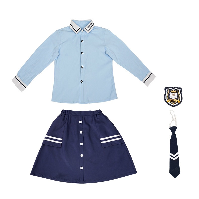 Chemise bleue + jupe boutonnée blanche + cravate bleu marine + badge
