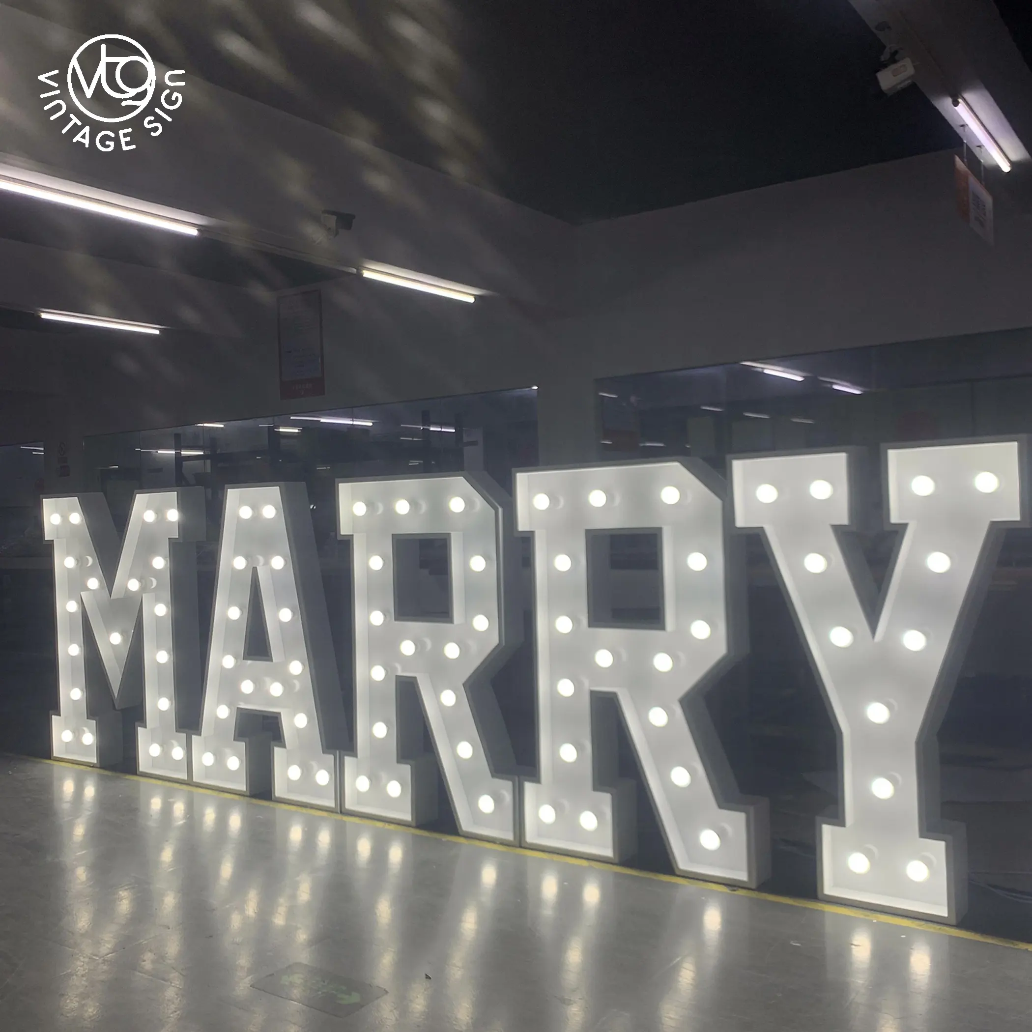 Hochzeit 4 Fuß großer Abschlussball-Zahlenset Led-Glaslampe Herr und Frau 4 Fuß Großschilder Briefe in hoher Qualität