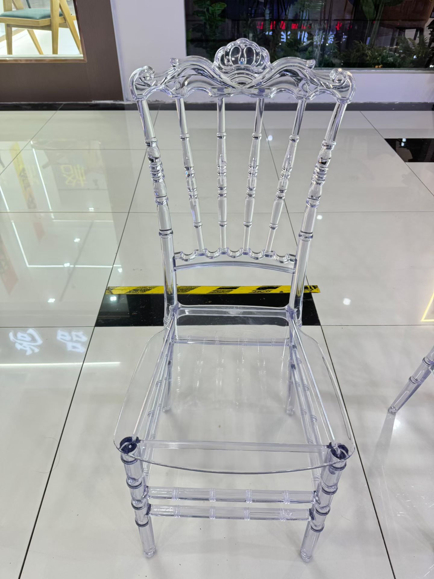 Chaise couronne