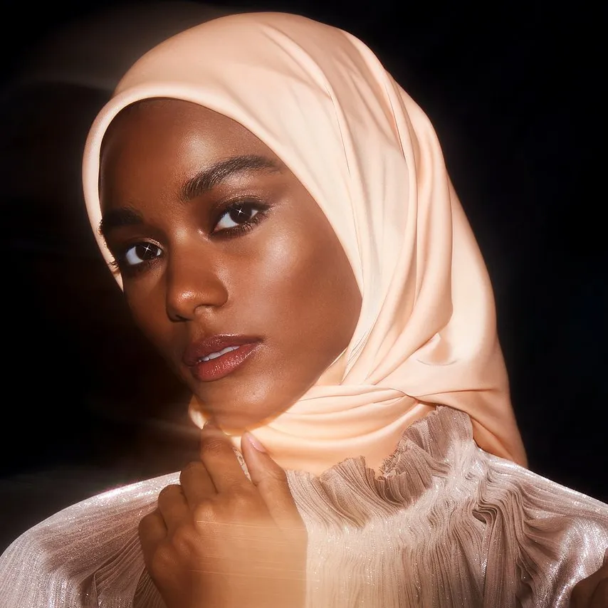 Mitteldickes Gewicht Perfekter, satin ierter, gestreckter Hijab mit flüssigem Glanz und wunderschönem Vorhang für formelle Veranstaltungen und alltägliches Glam