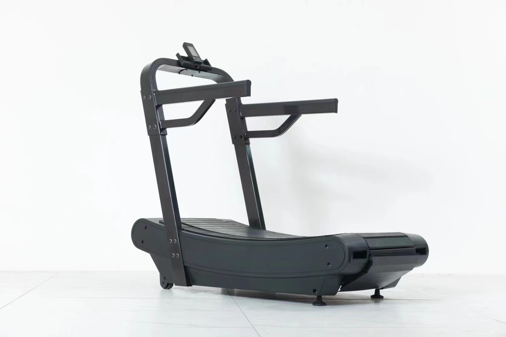 Hummer-style non-motorized treadmill
