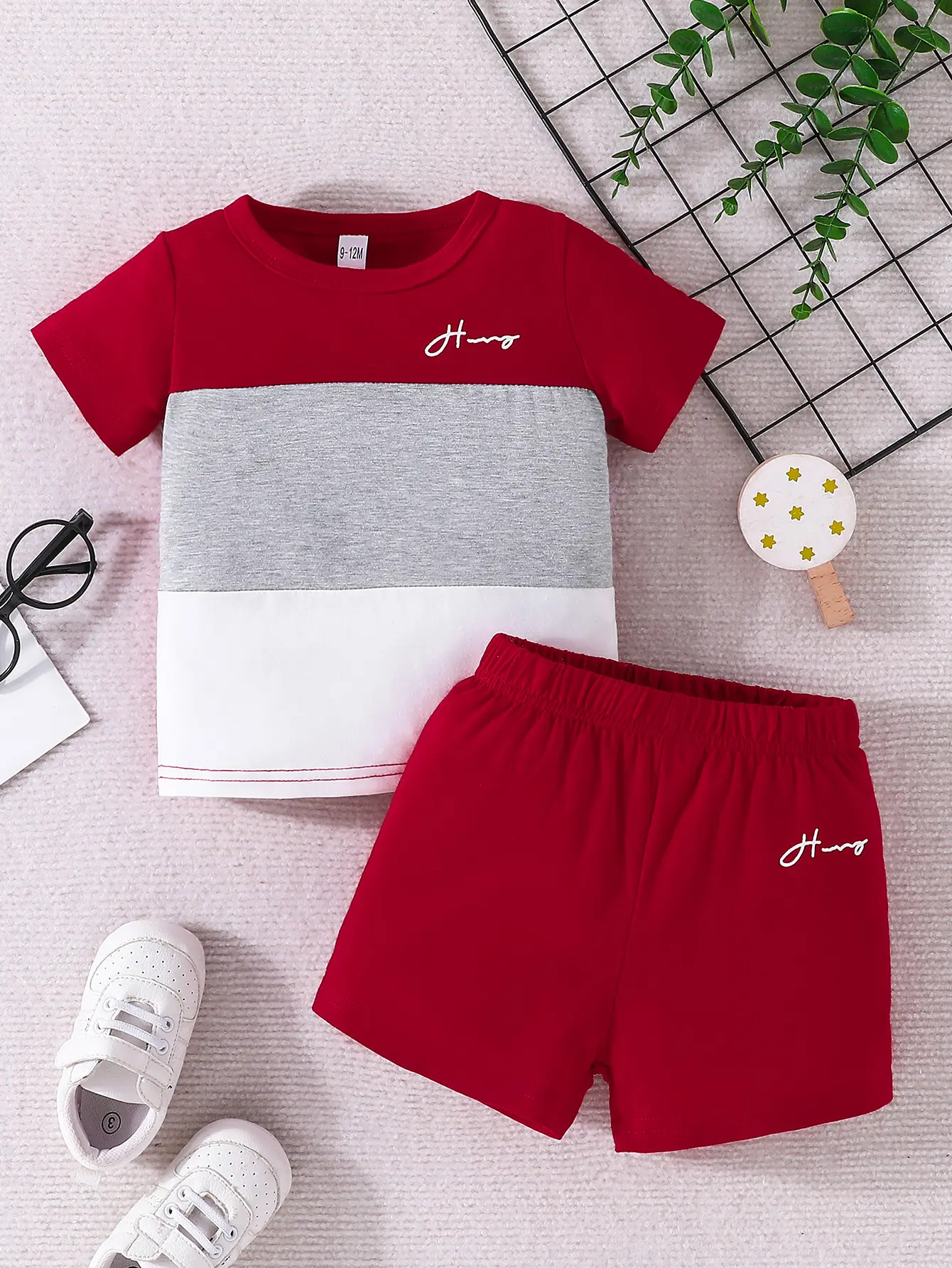 Il popolare completo di t-shirt e pantaloncini cremisi per bambini di Gavin Yang è realizzato in tessuto di poliestere delicato e accogliente