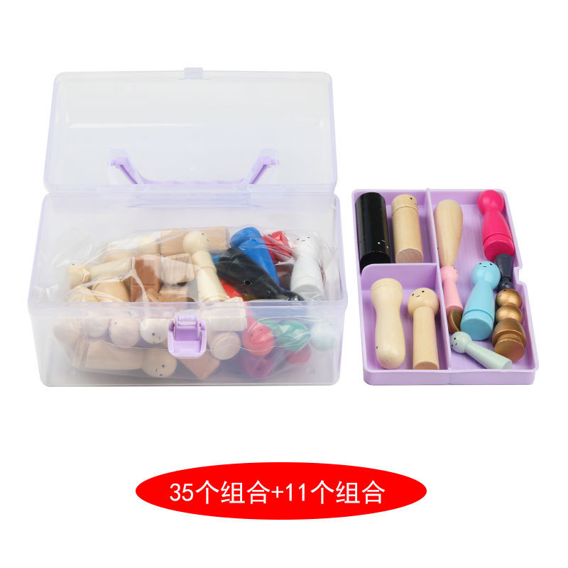 35 petites figurines en bois, 11 sets