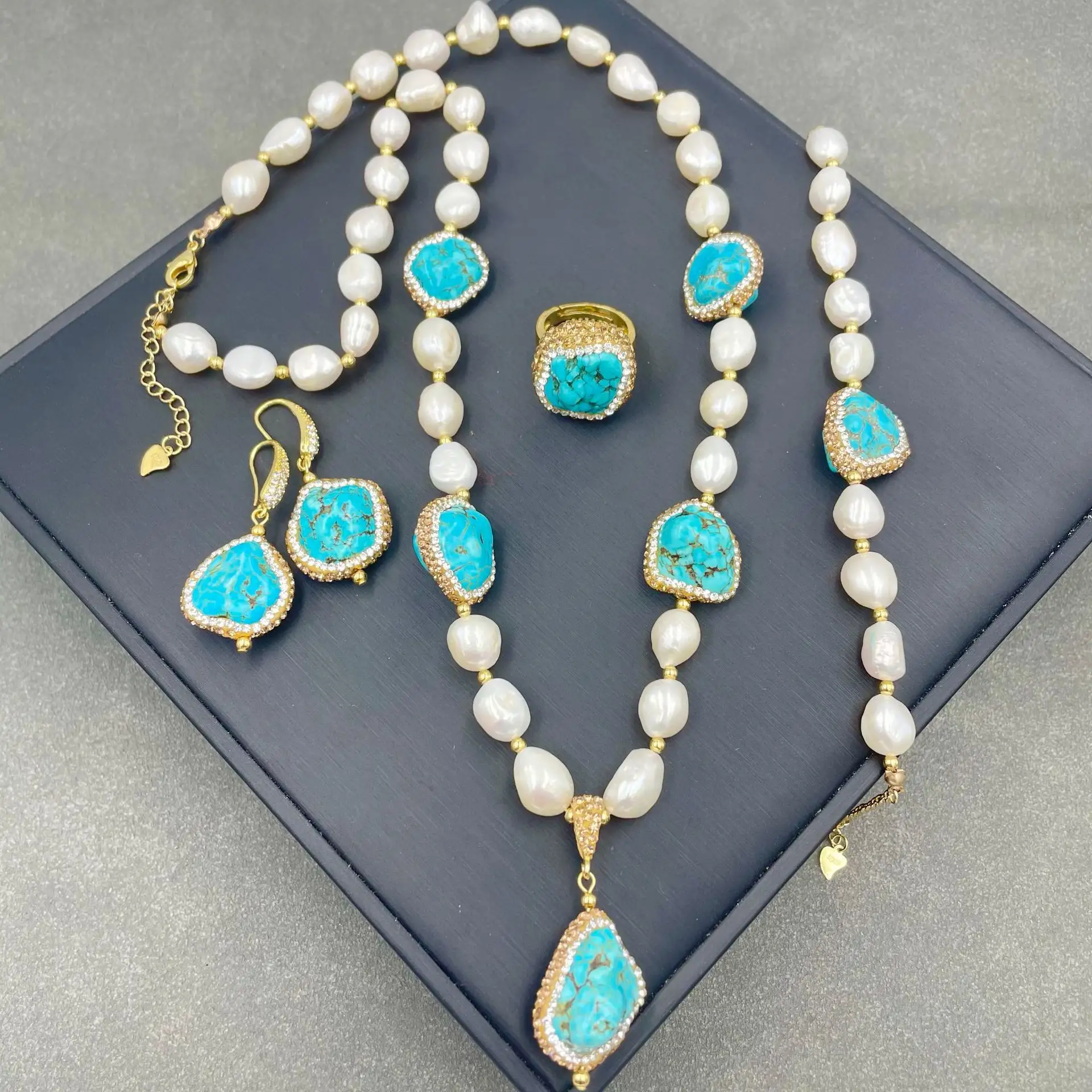 Último hecho a mano con incrustaciones de diamantes checos de cuatro piezas 18K chapado en oro caro perla de agua dulce turquesa conjunto de joyería nupcial