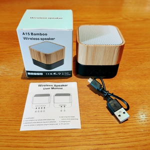Benutzer definiertes Logo TF-Kartens teck platz Mini Tragbare <span class=keywords><strong>Bluetooth</strong></span>-Lautsprecher 3W RGB Wireless für Party im Freien Verwenden Sie ein kleines Bambus-Design