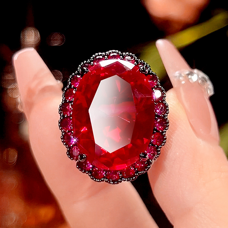 Bague ouverte en corindon rouge et or noir