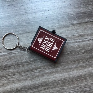 Wholesale Leather Cover Holy <strong>Bible</strong> Key Ring English Letter Religious Key Chain <strong>Mini</strong> Holy <strong>Bible</strong> Pendant Keychains for Gift - Product Image 5