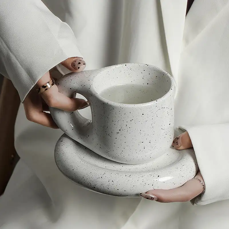Venta al por mayor logotipo personalizado impreso taza de porcelana nórdica tazas caja de regalo conjunto taza de café de cerámica con platillo