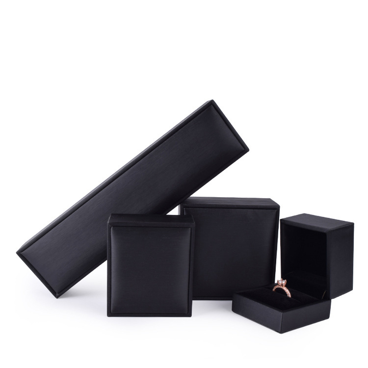 Black-neckalce box