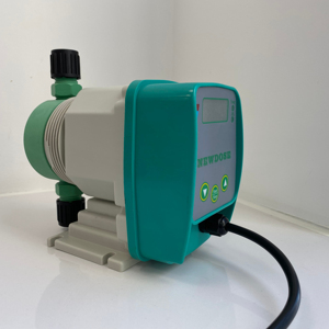 PTFE pompa kafası ile yeni ürün NEWDOSE manuel sıvı pompası su arıtma tesisi için küçük dozlama pompası - Product Image 1
