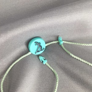 シールタグ用のエンボス加工されたロゴ印刷衣服ハングタグ付きのカスタム丸型プラスチックシールタグ - Product Image 2