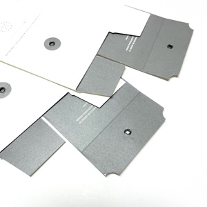 Benutzer definierte kostenlose Muster größe weißen Karton Papier Verpackungs umschlag mit Logo-Knopf und Schnur verschluss - Product Image 4