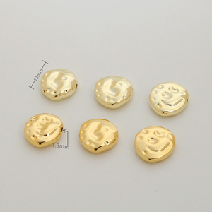 Cuentas sueltas de color dorado con forma irregular para decoración, Cuentas planas con forma de sobre de latón, con patrón oscuro, para manualidades - Product Image 3