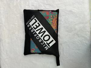 厚いテリーマイクロファイバーサンドフリーマイクロファイバービーチタオルメッシュバッグパッケージカスタムロゴタオル付きクイックドライタオル