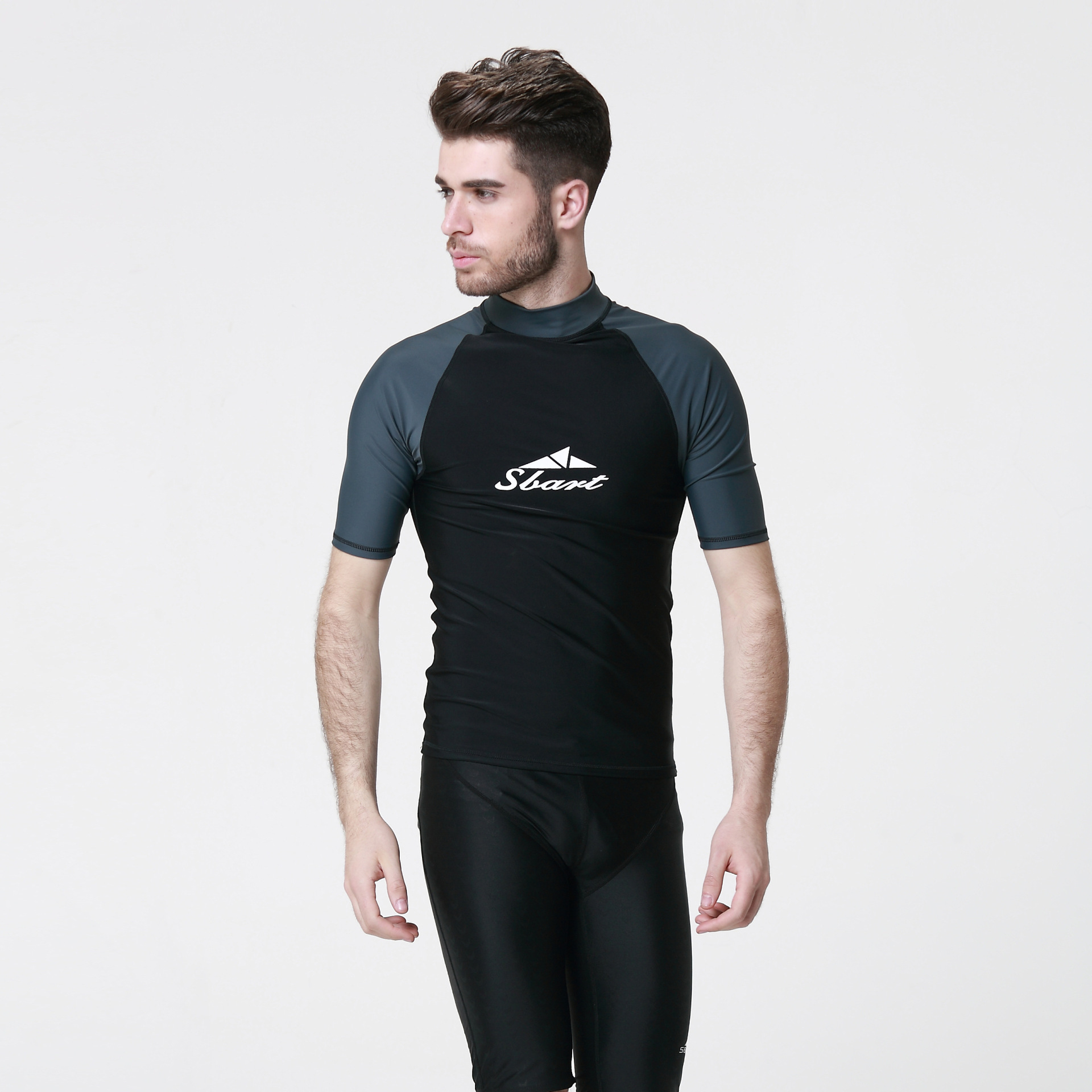 724 gris avec bordure noire
