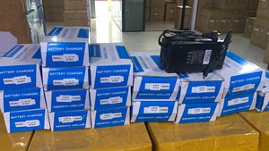 C-Power 14.6V 10A充電器4Series 12V 10a 4s 14.6v lifepo4バッテリー充電器 - Product Image 6