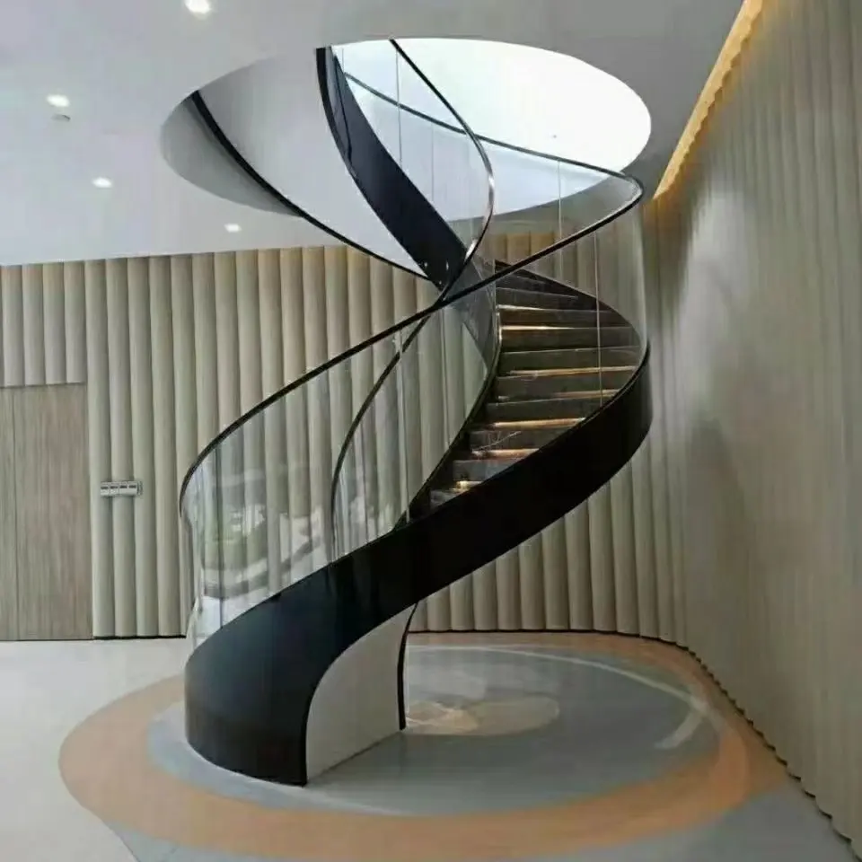 Escalera curvada para ahorro de espacio, escalera de diseño con escalones de madera maciza y barandilla de vidrio