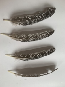 Toptan DIY 15-20cm tavuk tüyleri <span class=keywords><strong>Fowl</strong></span> gine tüyler sarı yeşil mor kırmızı boyalı doğal tüyler dekorasyon için ucuz