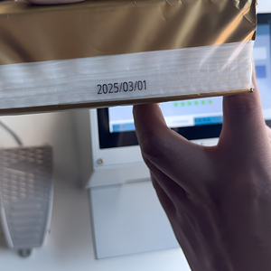 Impresora TIJ estática de escritorio YUHANG de 25,4mm con pantalla táctil para una fácil operación en la industria farmacéutica - Product Image 3
