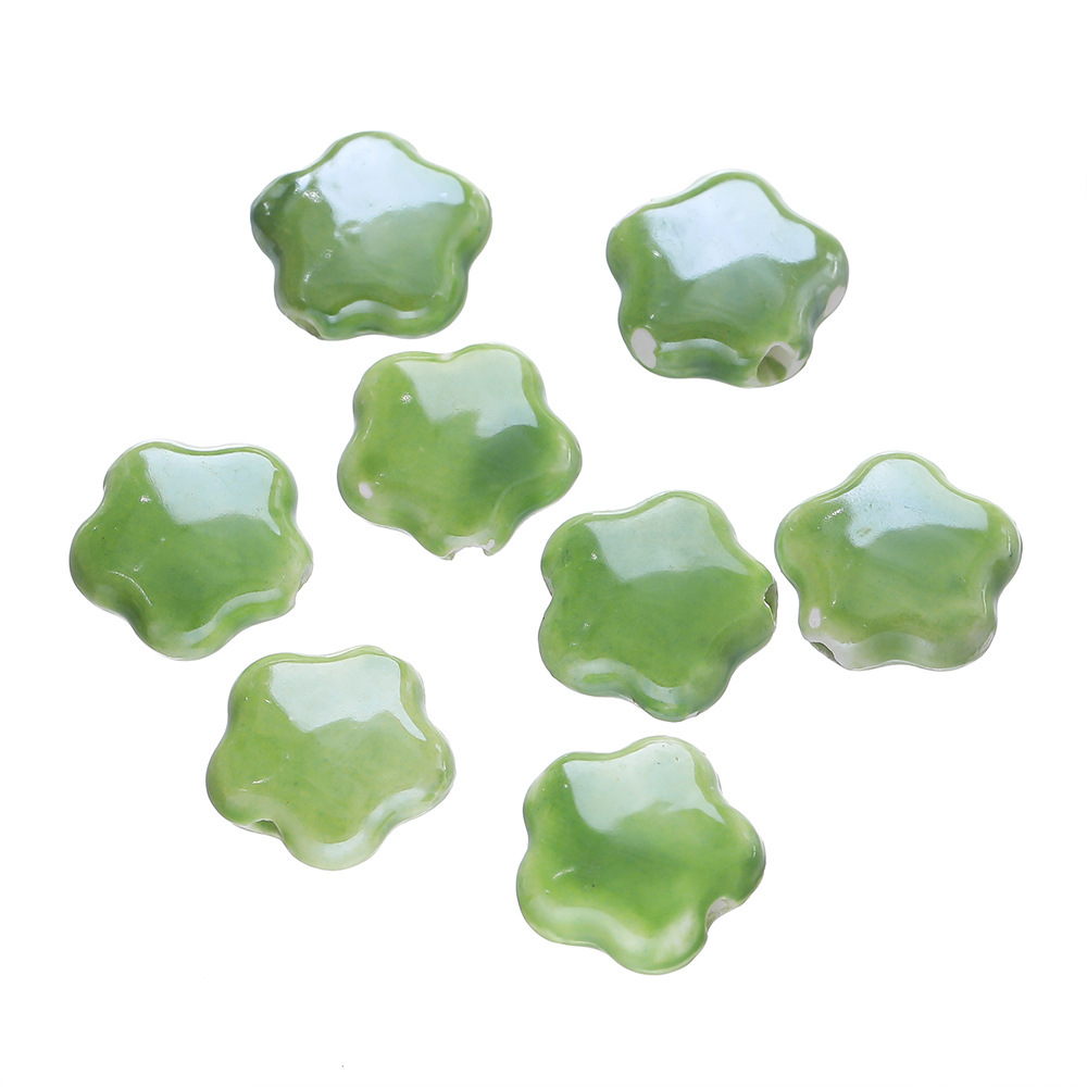 Cuentas de cerámica con forma de flor de cinco pétalos - verde