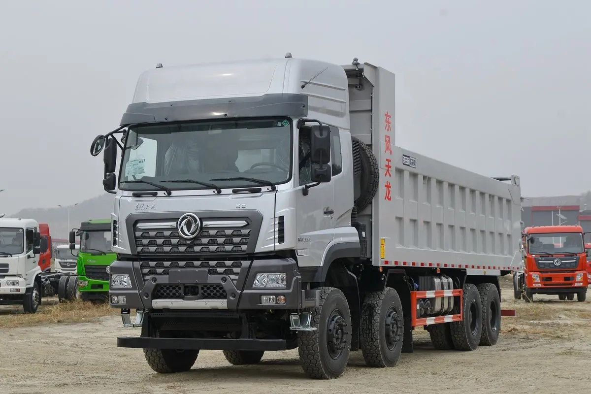 Camion à benne basculante Dongfeng 8x4 type LHD installé moteur 450 Hp GVW conception 75 tonnes