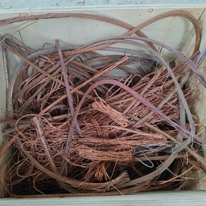 Инспектор выбирает образец на заводе для тестирования продукта - Product Image 4
