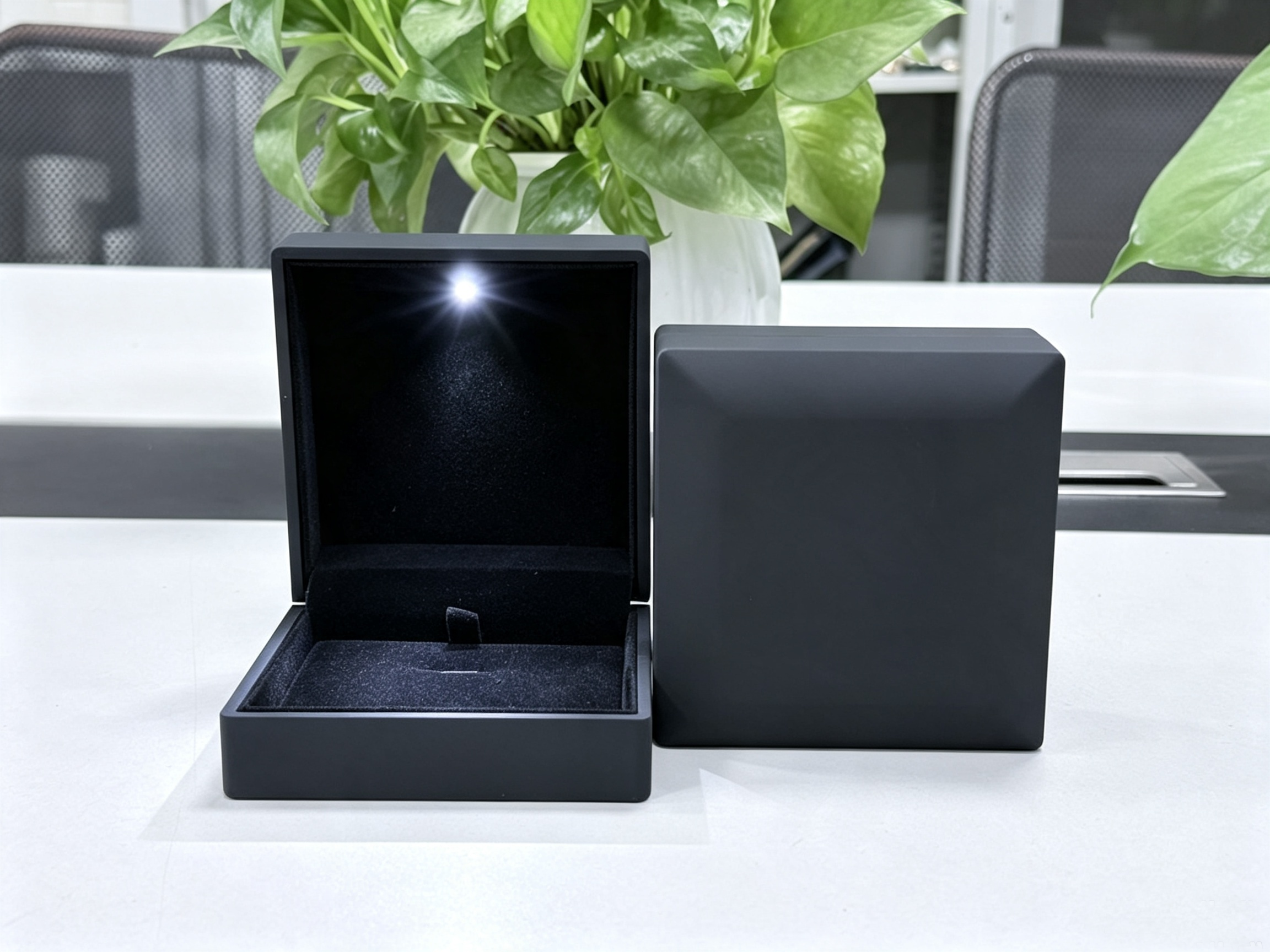 Black Medium Necklace Box 100*100*50mm