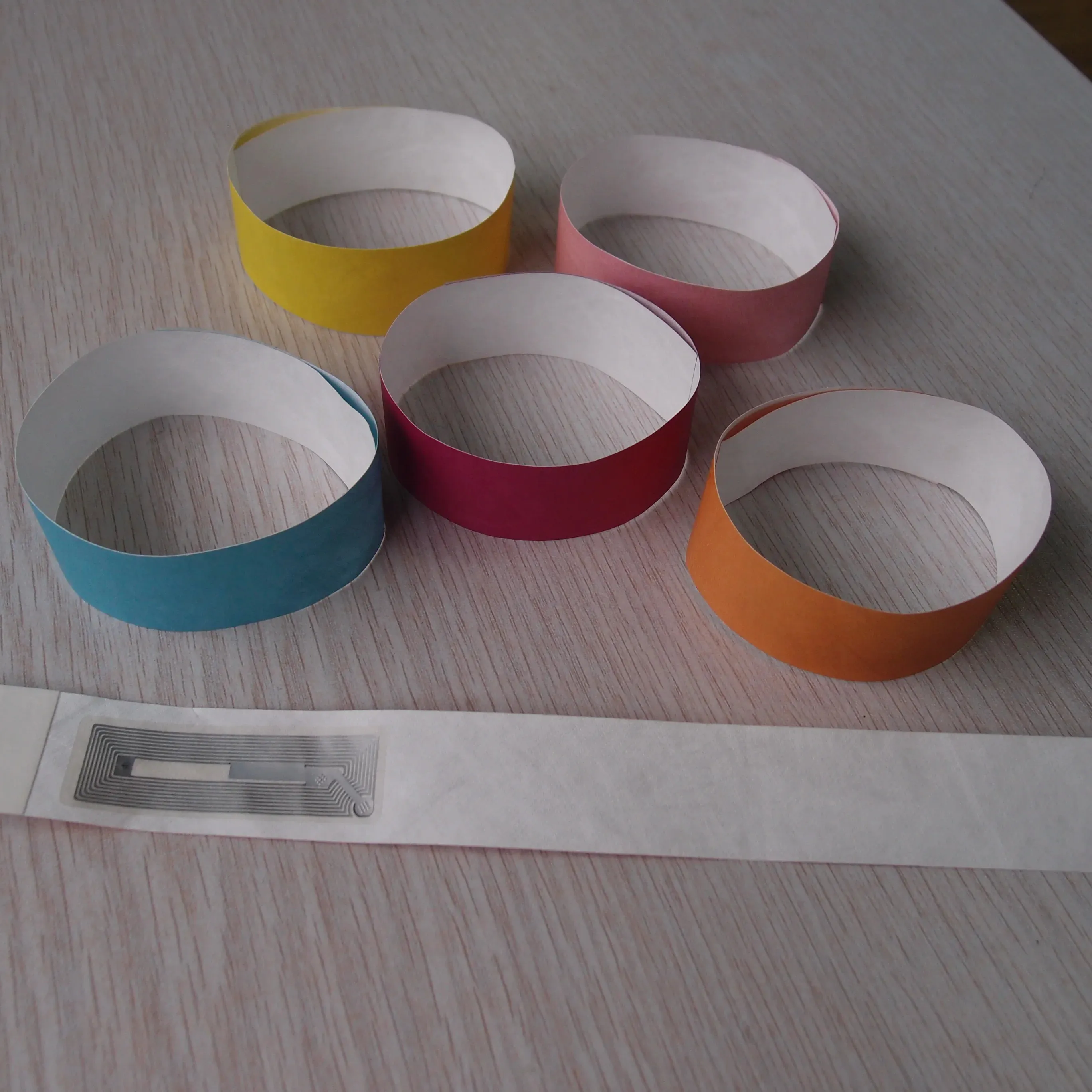 Pulsera impermeable barata de PP de color liso, entradas de papel para eventos, muñequera de papel Tyvek desechable