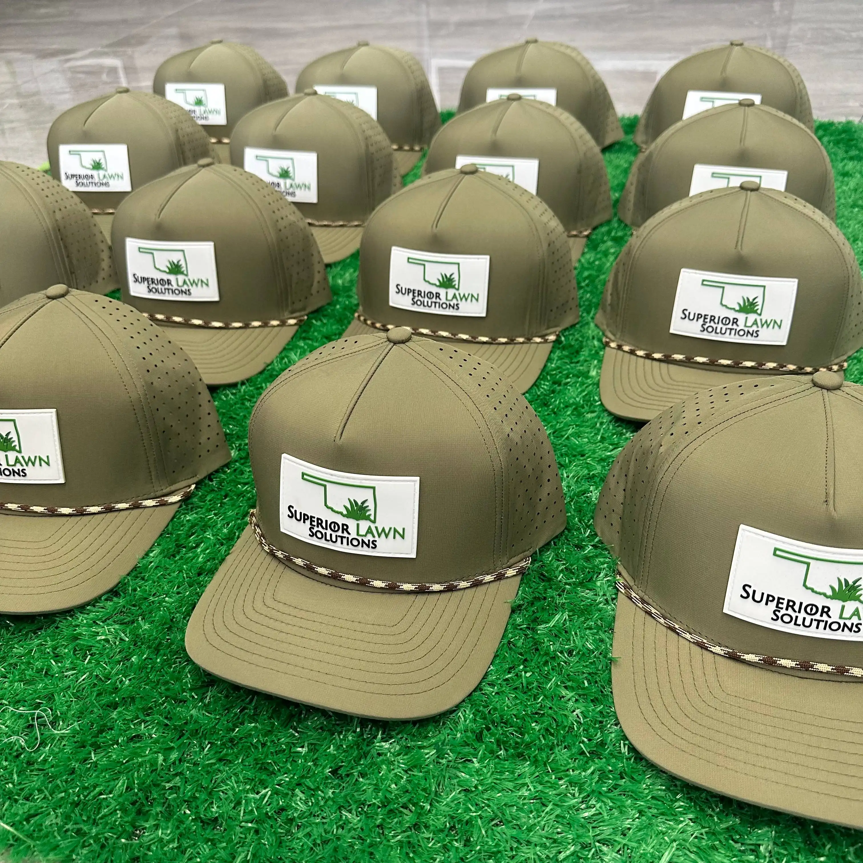 Nueva moda personalizada PVC parche Logo 5 paneles impermeable poliéster deporte Golf sombrero, corte láser perforado papá Gorras, cuerda gorra de béisbol