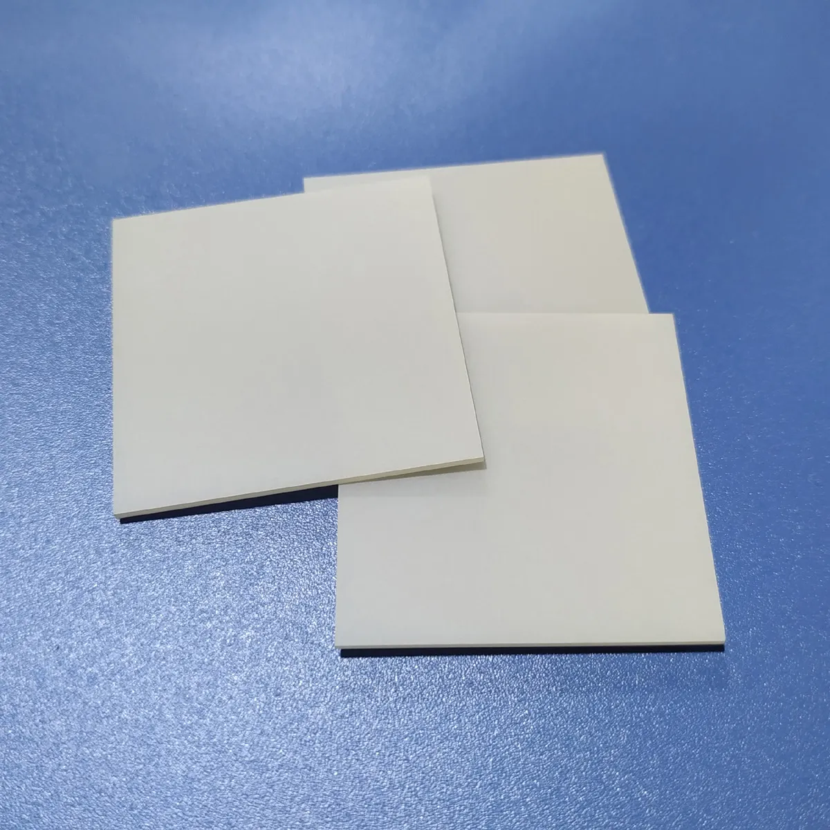 Hojas de cerámica de nitruro de aluminio de baja constante dieléctrica para aplicaciones de RF