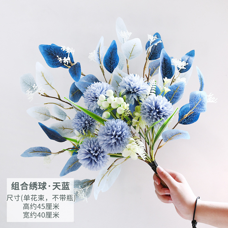 Una combinación de hortensias, azul cielo, sin botella.