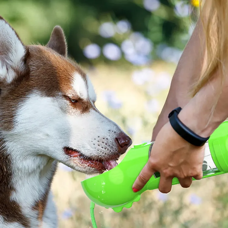 Bottiglia d'acqua per cani bottiglia d'acqua portatile per cani da compagnia per animali domestici multifunzionale a tenuta stagna all'aperto 4 in 1 cani prodotti innovativi