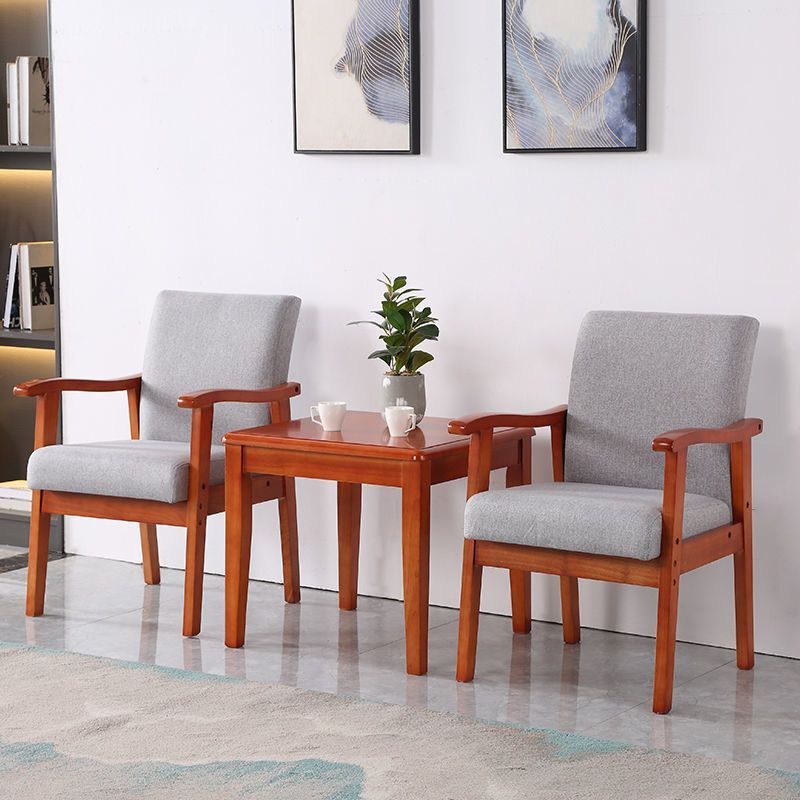 Une table, deux chaises, une table carrée et une table couleur bégonia.