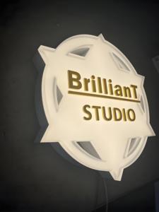 Benutzer definierte Fabrik Acryl LED-Schild Logo beleuchtet elektronische LED-Kanal Buchstaben Zeichen
