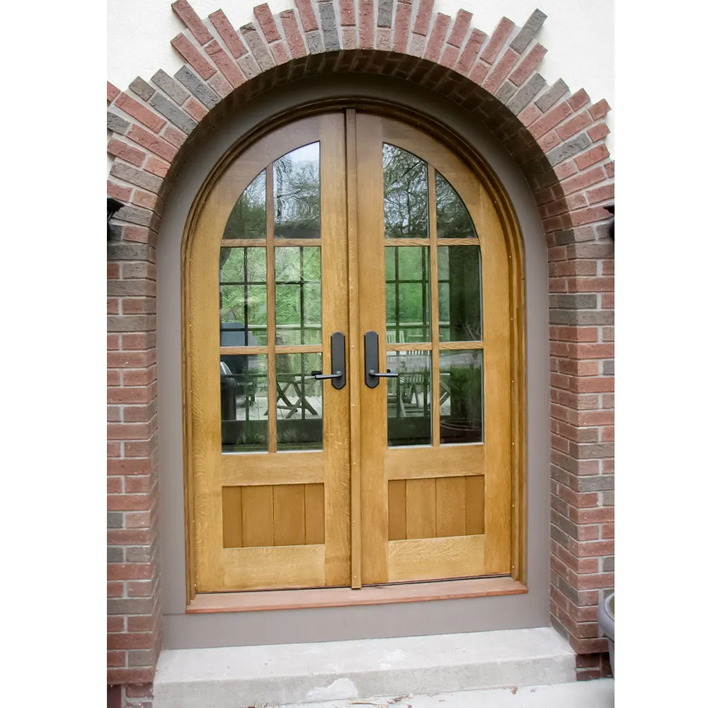 Puerta arqueada clásica de madera maciza, puerta doble abatible con luz lateral para residencial, color roble rojo y blanco