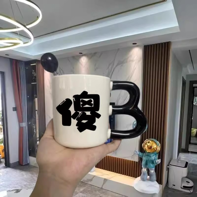 tasse stupide-cuillère à boule noire à une tasse