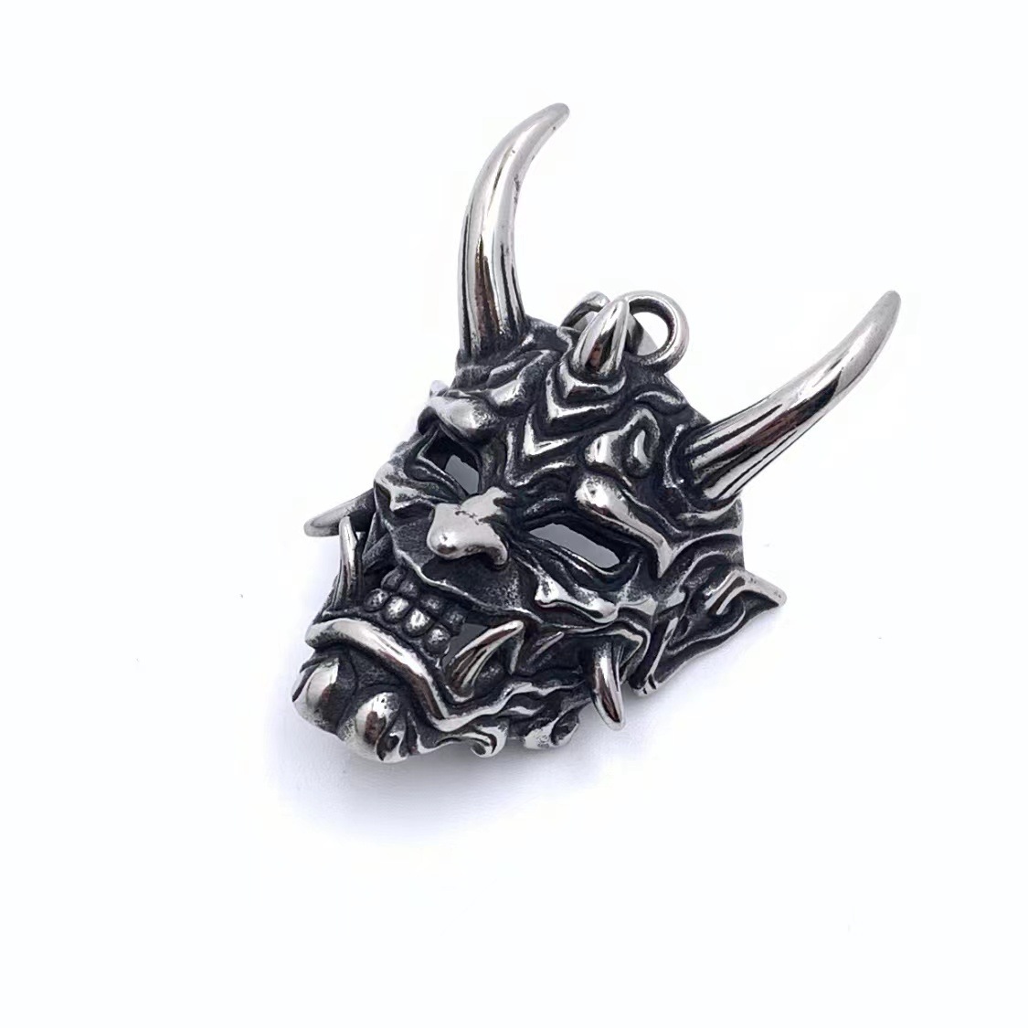 Pendentif couleur acier avec une chaîne de 70 cm de long